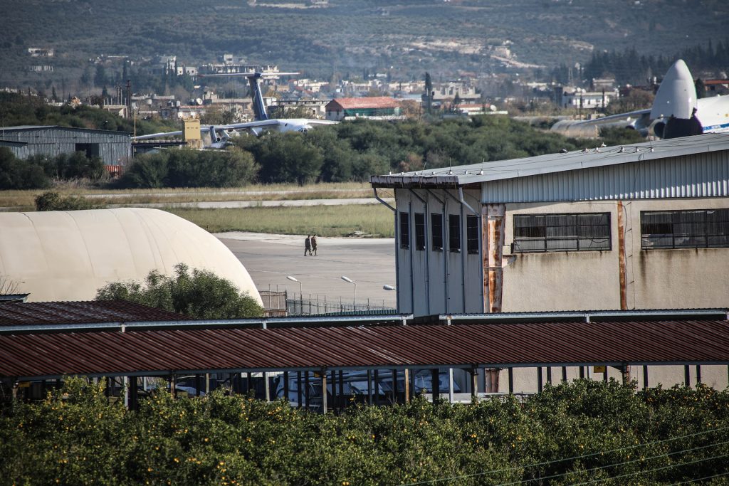 محللون: هذه دلالات ودوافع الهجوم على قاعدة حميميم الروسية بسوريا