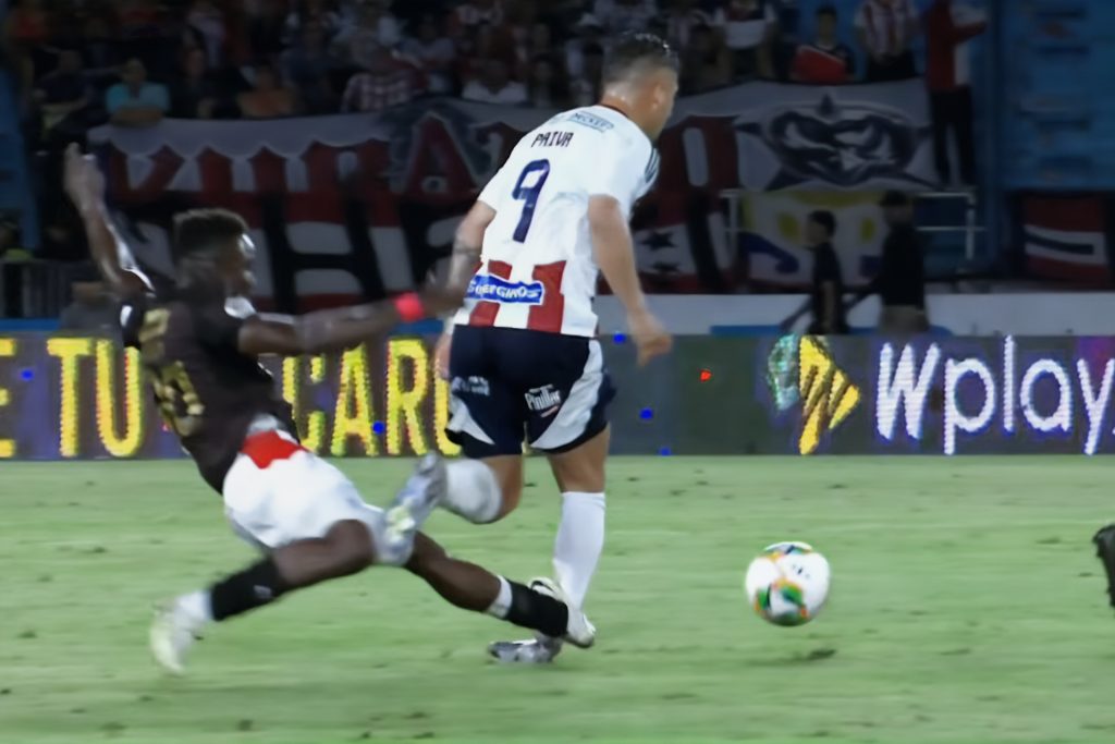 شاهد.. تدخل وحشي يلوي ساق لاعب في الدوري الكولومبي