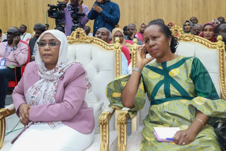 المنسق المقيم للأمم المتحدة للشؤون الإنسانية/ كلمنتين نكويتا سلامي/ على اليمين ترتدي أخضر / سونا / مصرح للنشر.