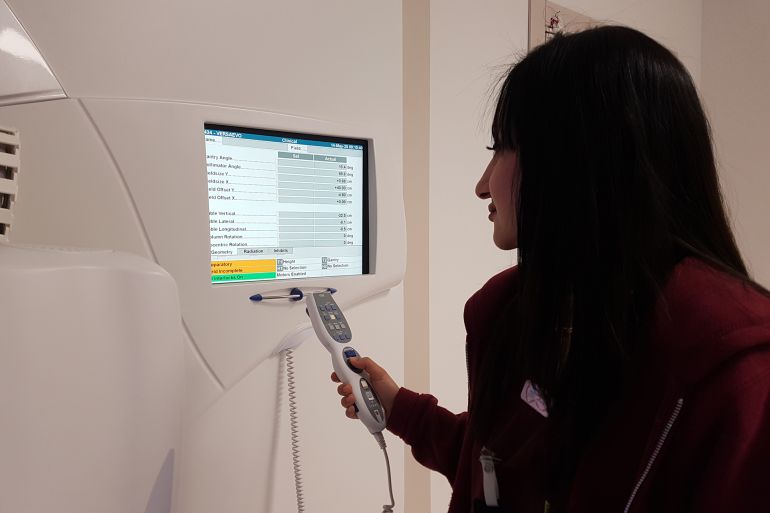 مستشفى المطلع، جبل الزيتونن القدس، جهاز _المسارع الخطي_ الذي تبرع به صندوق قطر للتنمية (الجزيرة نت)