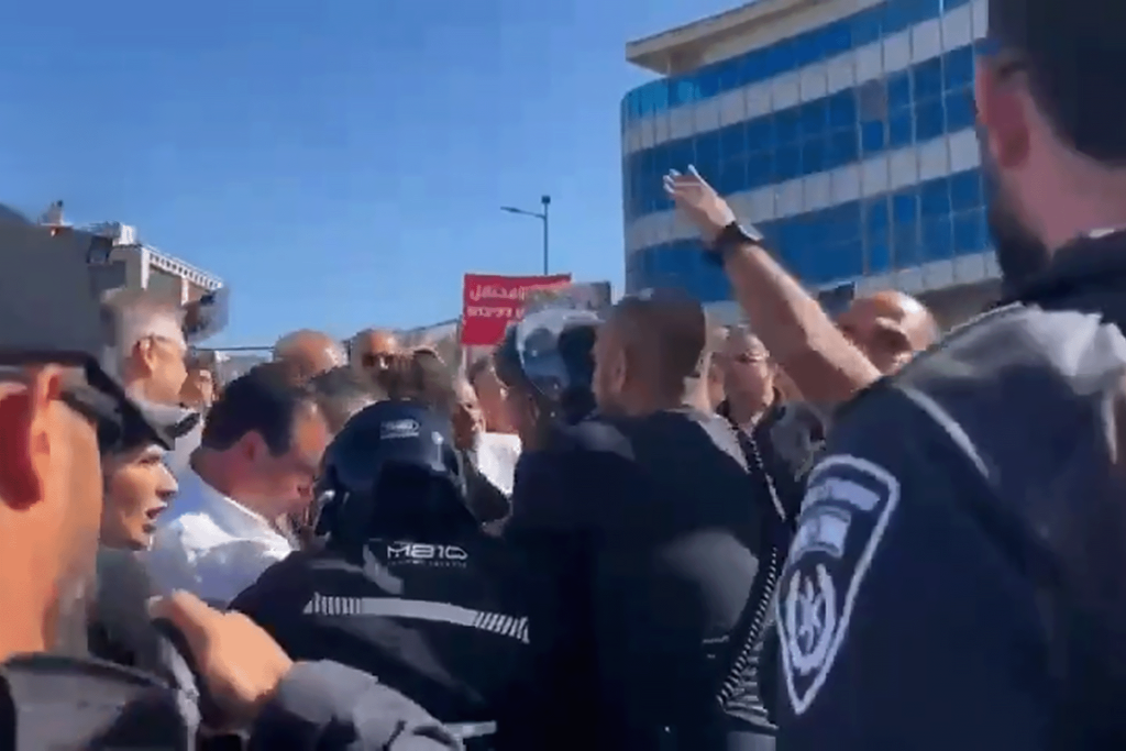 الشرطة الإسرائيلية تقمع مظاهرة داخل الخط الأخضر تندد بالحرب