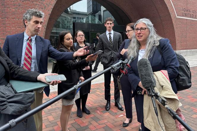 يتم توجيه محامين للعديد من الأشخاص الذين يتعرضون للتهديد بالطرد إلى وسائل الإعلام يوم الأربعاء 21 مايو 2025 ، في بوسطن ، بعد أن قضى قاضي اتحادي بأن البيت الأبيض قد انتهك قرار المحكمة بشأن عمليات الطرد إلى الدول الثالثة برحلة مرتبطة بجنوب السودان.