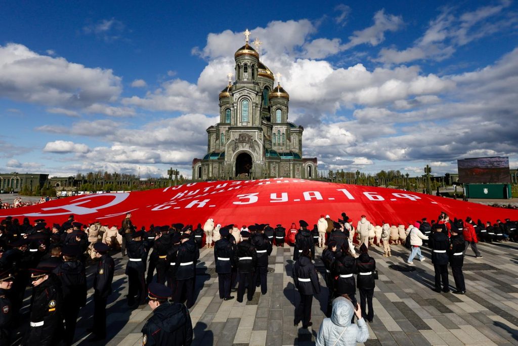 “بعد ثمانين عامًا من نهاية الحرب العالمية الثانية ، يواجه اثنان من أوروبا بعضهما البعض ، في مركز الفوضى التي يسيطر عليها الآخرون”