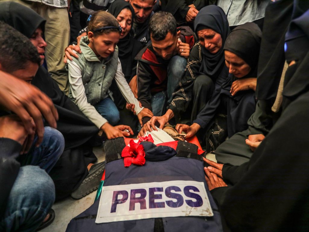 حماس تنعى الصحفي إصليح وتعتبر اغتياله جريمة حرب