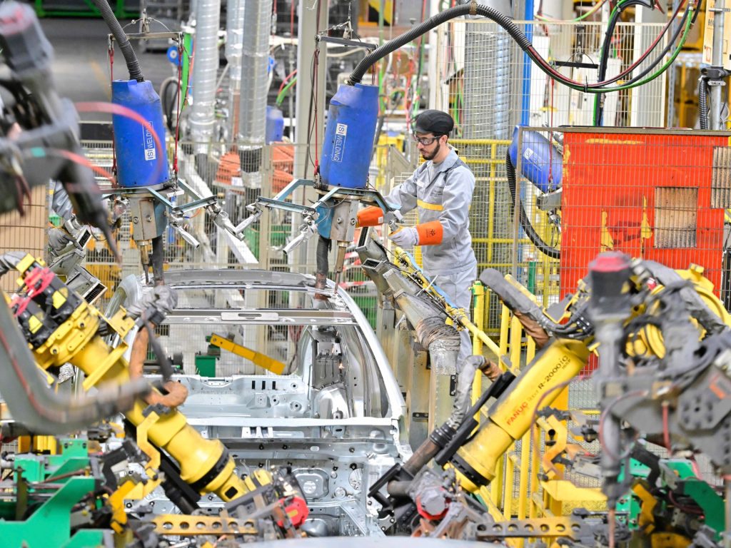 مصانع الصين تقاوم رسوم ترامب رغم تباطؤ الإنتاج