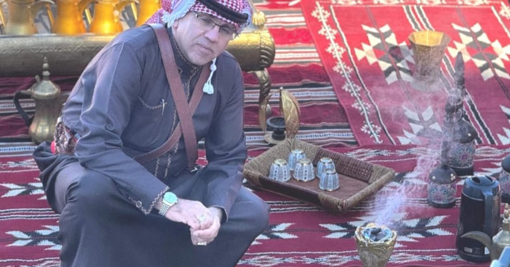 باسم الشمايلة يحمل الدكتوراه ويقدم الشاي والقهوة في المناسبات الاجتماعية