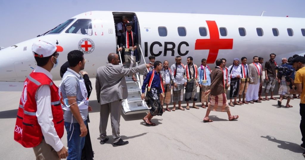 تعثّر المفاوضات يعمّق معاناة آلاف الأسرى وعائلاتهم في اليمن