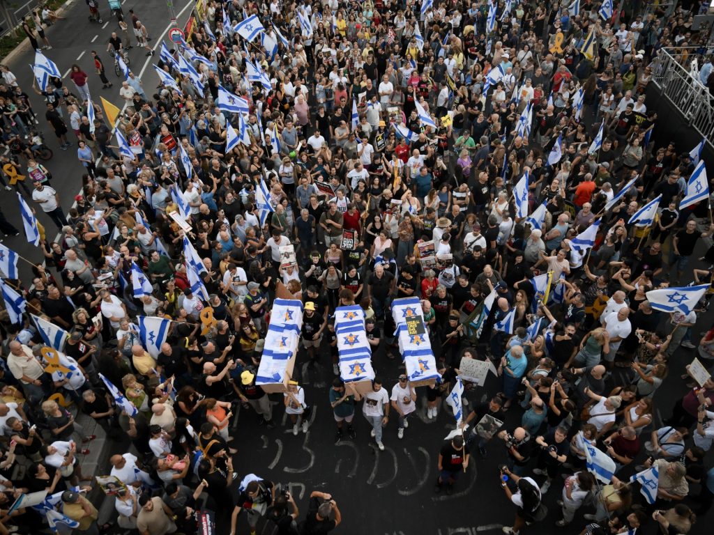 إسرائيل تواجه عزلة دولية وضغوطا محلية متزايدة من أجل السلام