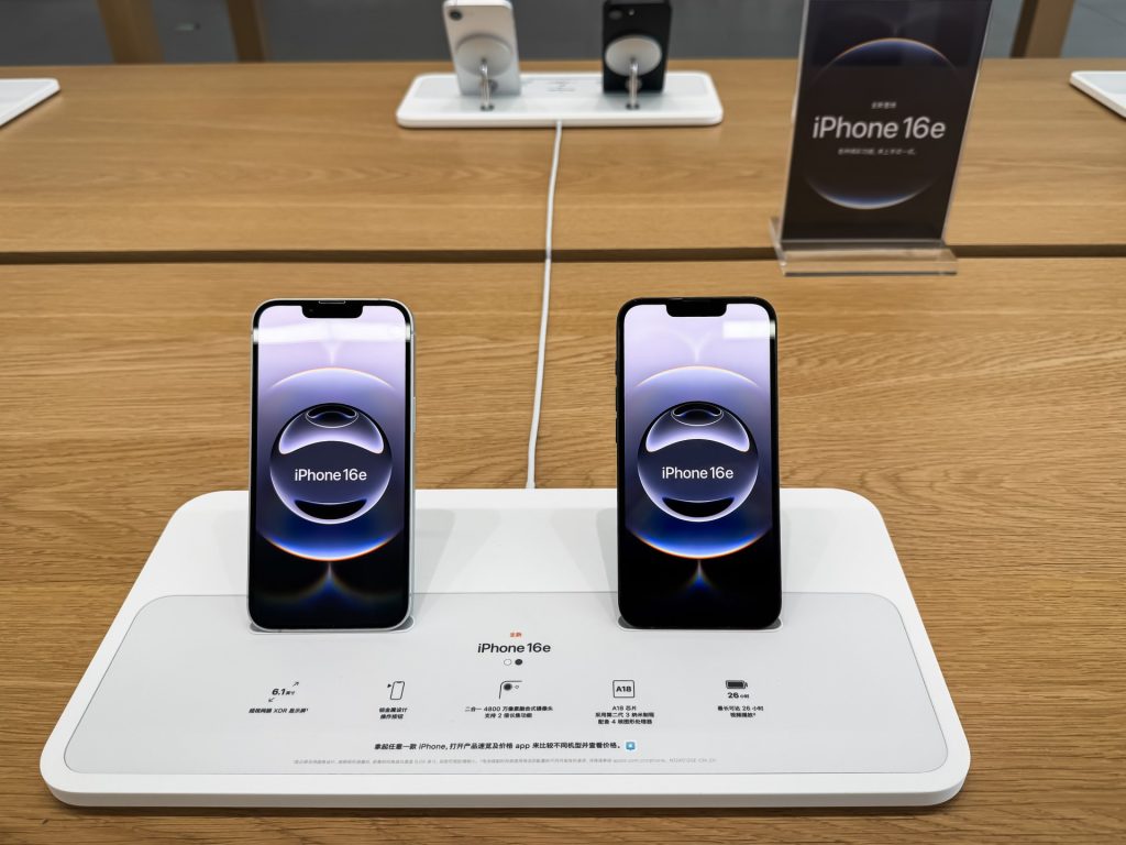 كم سيصبح سعر آيفون إذا صنعته أميركا؟