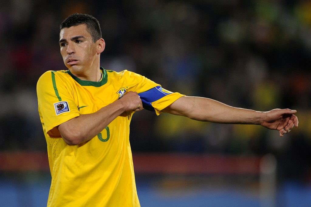 “انفجار مدفأة” يتسبب بحروق بالغة للوسيو نجم البرازيل السابق