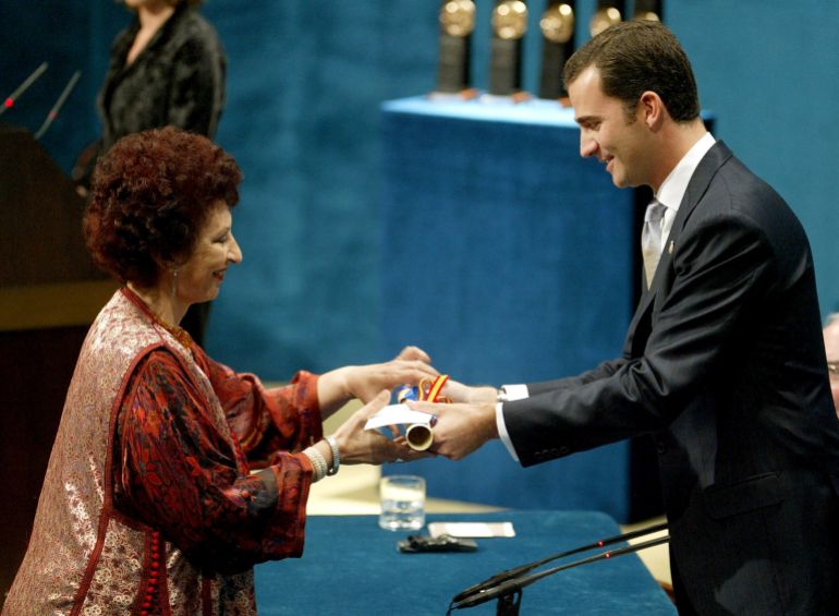 Morrocan writer Fatema Mernissi receives the Prince of Asturias Award for the Letters from Spanish Crown Prince Felipe during a traditional ceremony at the Campoamor theatre in Oviedo October 23, 2003. Mernissi won the award along with U.S. writer Susan Sontag. REUTERS/Feliz Ordonez SP