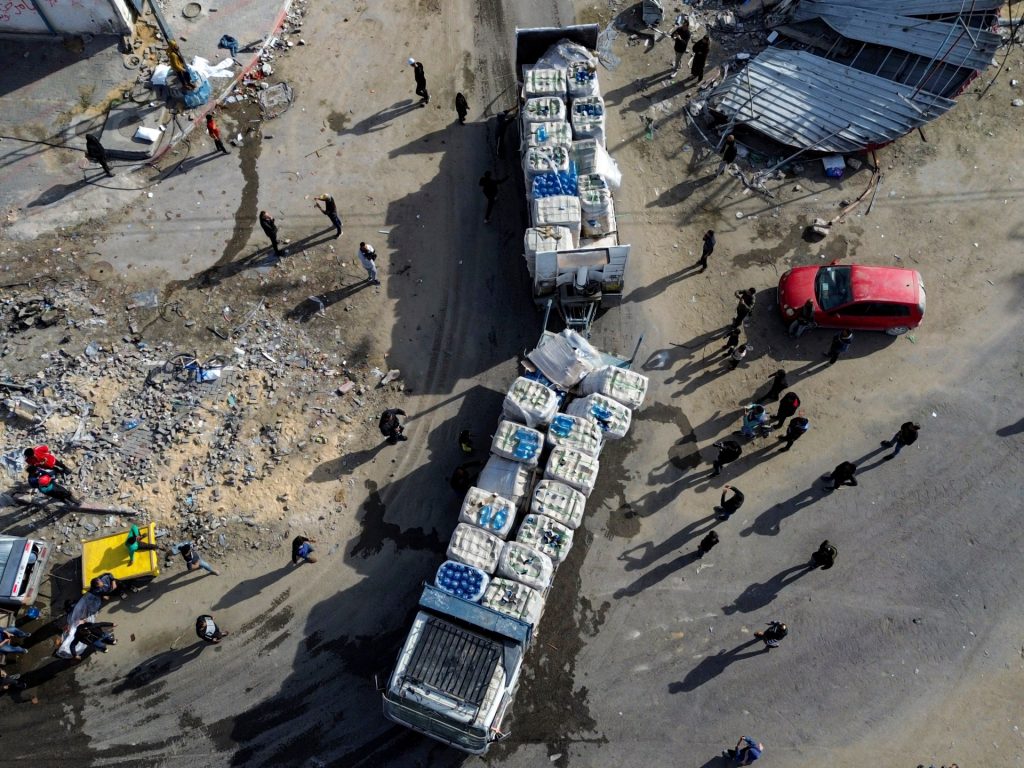 ما خطة إسرائيل لتوزيع المساعدات بغزة؟ ولماذا ترفضها الأمم المتحدة؟