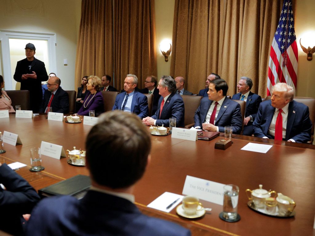 إيلون ماسك يخسر 130 مليار دولار بسبب منصبه السياسي