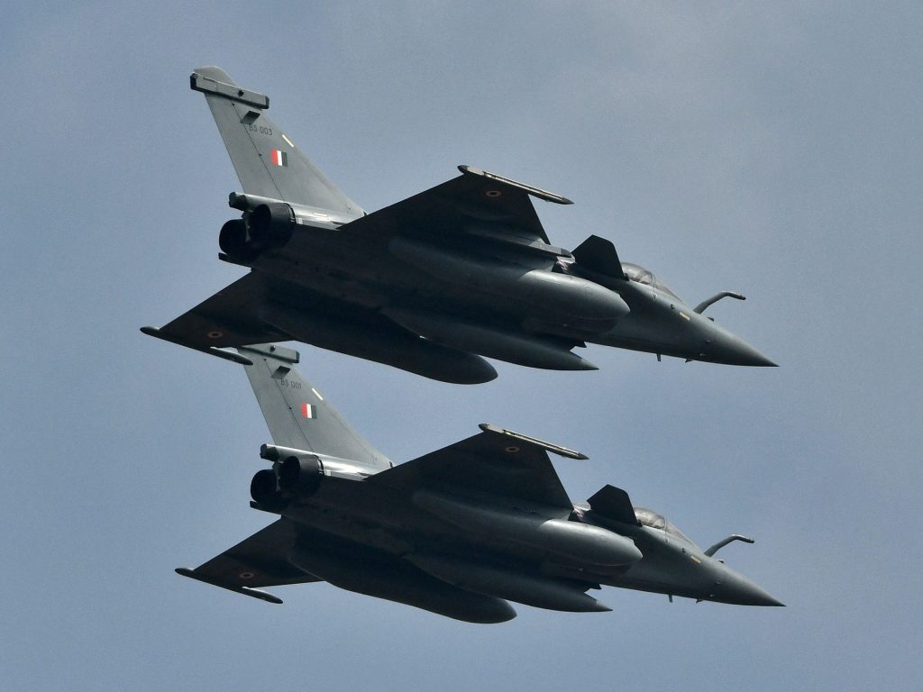 اشتباك الهند وباكستان يربك حركة الطيران الآسيوية