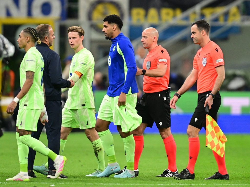 ركلتا جزاء وهدف سبقه خطأ.. فليك مدرب برشلونة غاضب من الحكم