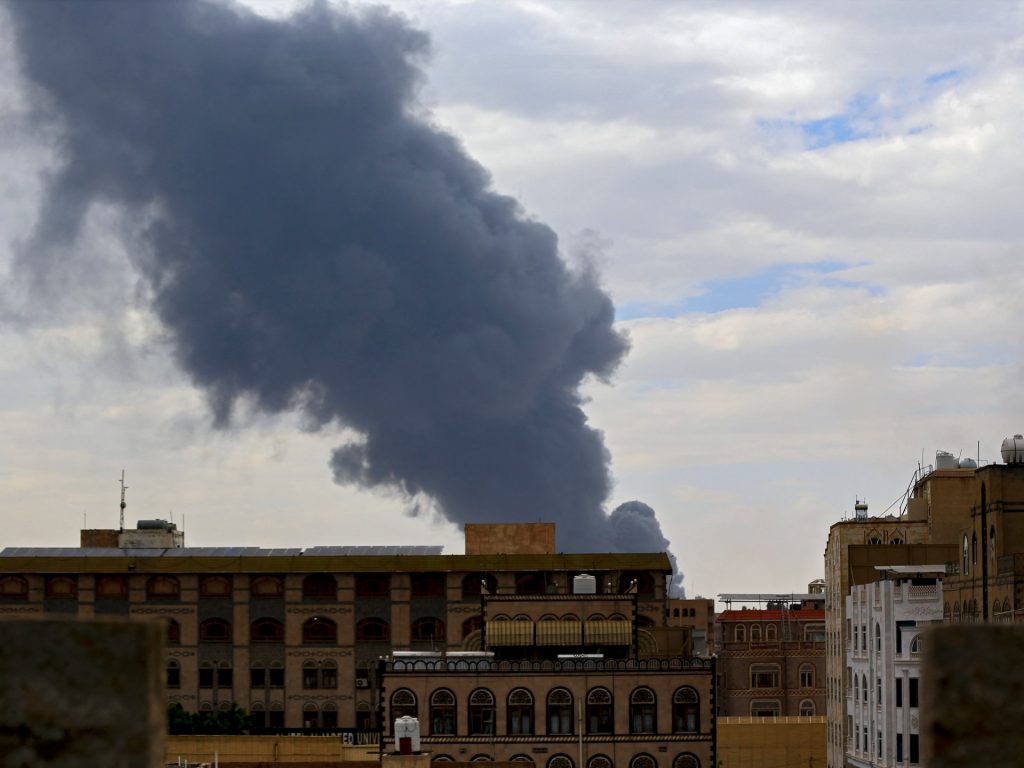 إسرائيل تدمر مطار صنعاء ووعيد حوثي بالرد