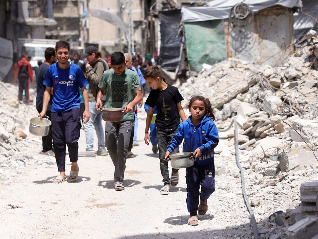 90 شاحنة مساعدات فقط لـ2.4 مليون فلسطيني في غزة