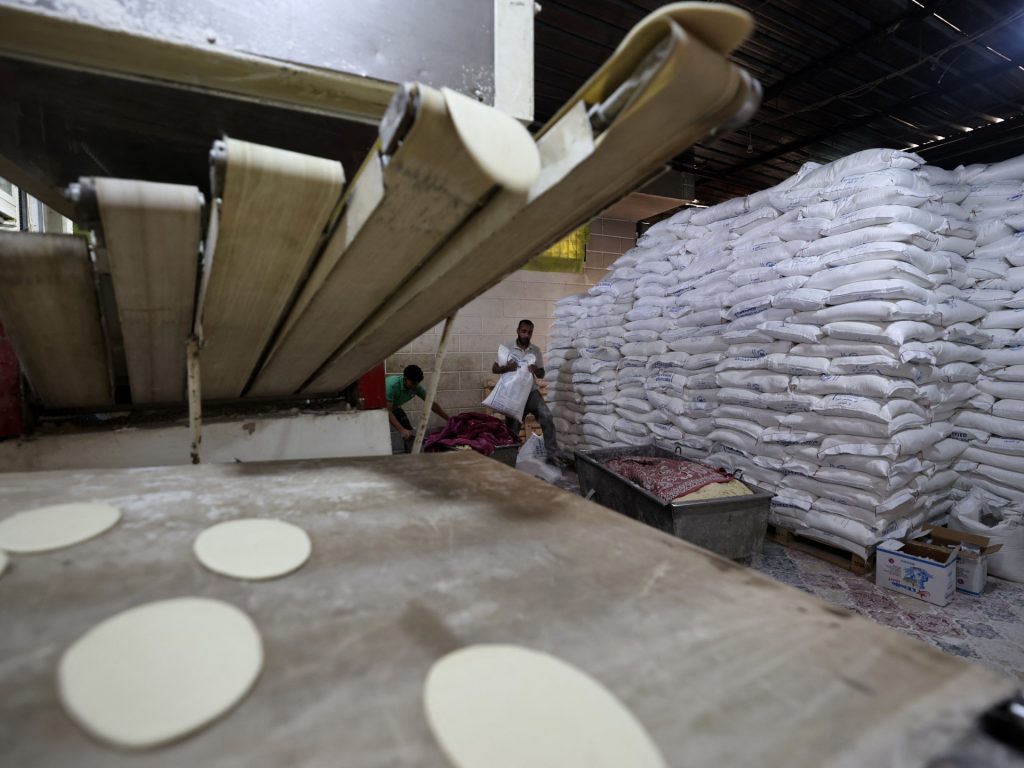 دخول محدود للمساعدات إلى غزة والجوع قد يفتك بـ14 ألف رضيع