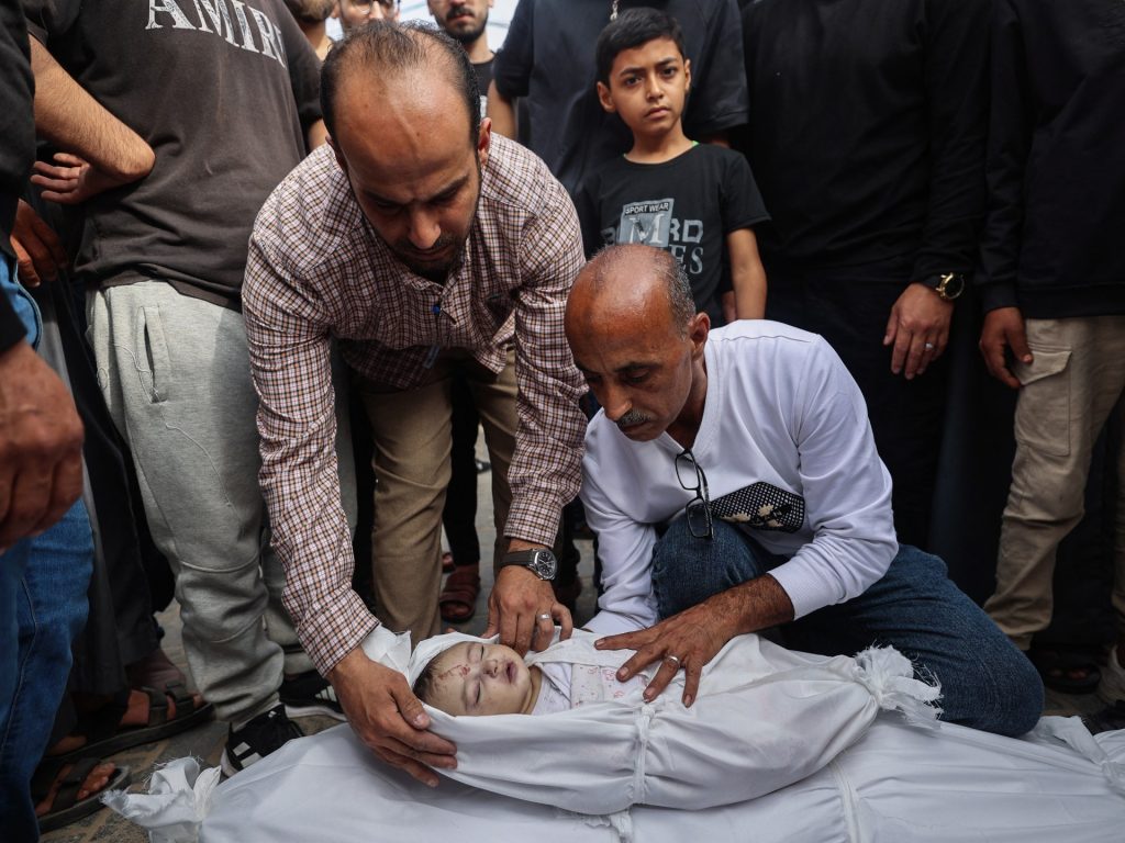 72 شهيدا بغزة وحماس تحذر من إقامة معسكرات اعتقال