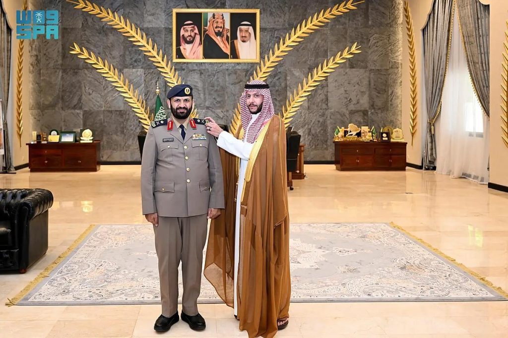 محافظ الطائف يقلّد القحطاني رتبته الجديدة