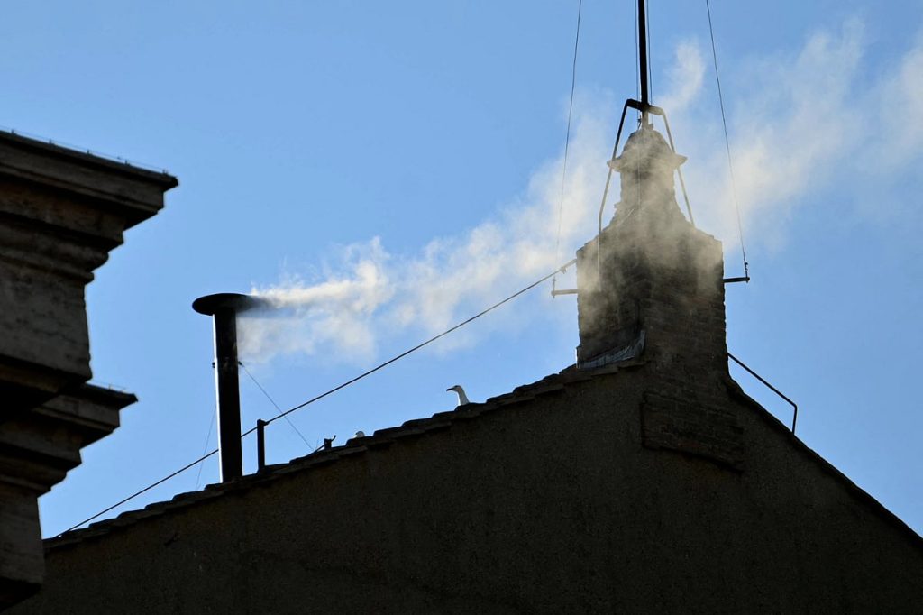 تصاعد «الدخان الأبيض» من الفاتيكان.. وانتخاب بابا جديد