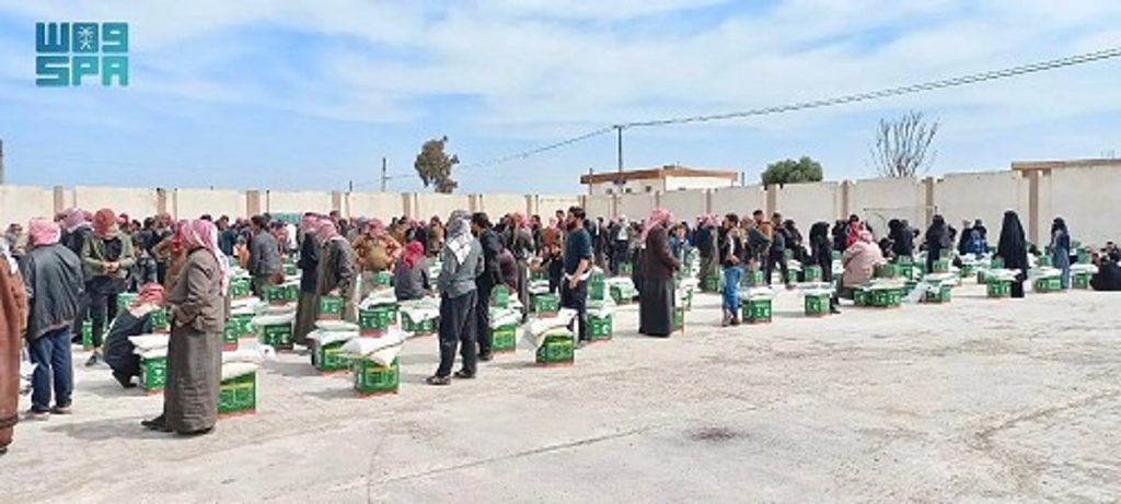 “إغاثي الملك سلمان” يوزّع 2000 سلة غذائية وحقيبة صحية في مدينة رأس العين السورية