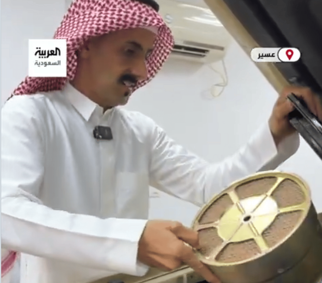 «حولها لقطع نادرة».. شاب يبدع بتجديد السيارات القديمة