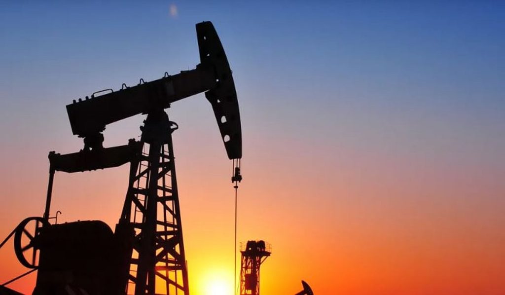 أسعار النفط تهبط من أعلى مستوياتها في أسبوعين.. وخام برنت يسجل 64.82 دولار للبرميل