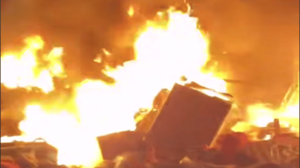 صرخة تحت النار: أب فلسطيني ينتشل طفله المحترق من بين الركام في مجزرة جديدة بخان يونس