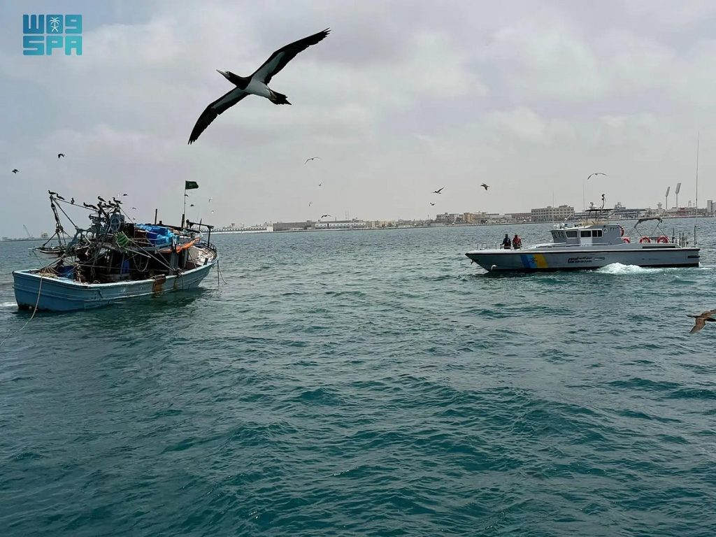 حرس الحدود بمكة المكرمة ينقذ 10 مقيمين مصريين بعد جنوح واسطتهم البحرية