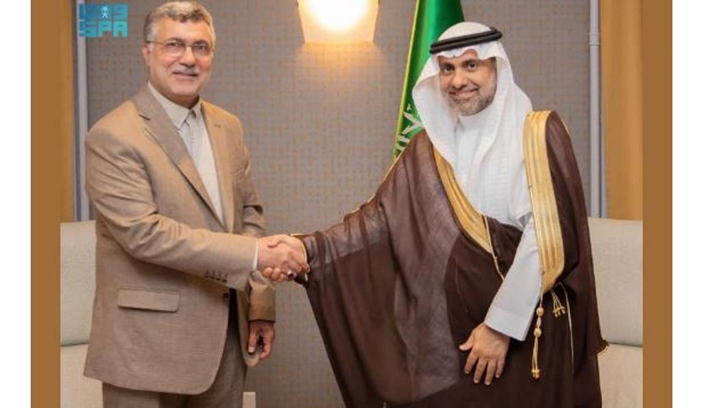 وزير الصحة يبحث فرص التعاون الصحي مع نظيره الإيراني
