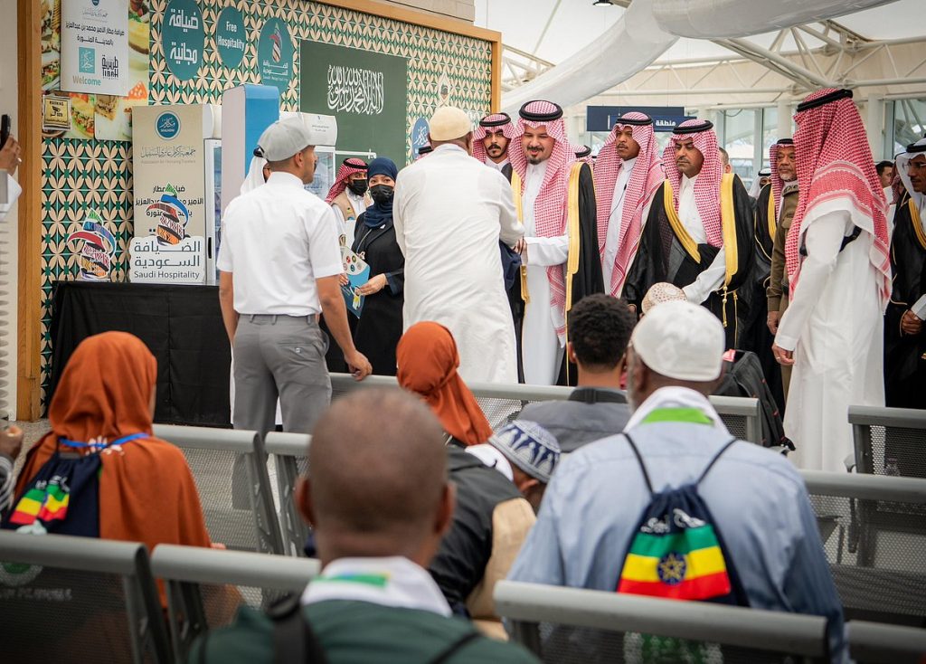 أمير المدينة المنورة يتفقّد سير الأعمال التشغيلية في محطة قطار الحرمين السريع