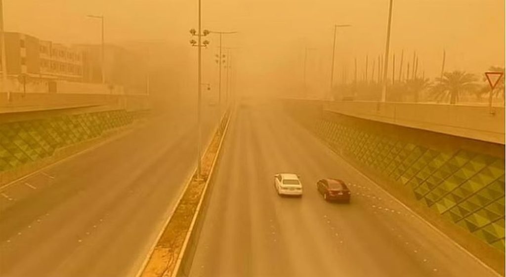 طقس المملكة الأربعاء.. عوالق ترابية وغبار على عدة مناطق واستمرار ارتفاع درجات الحرارة