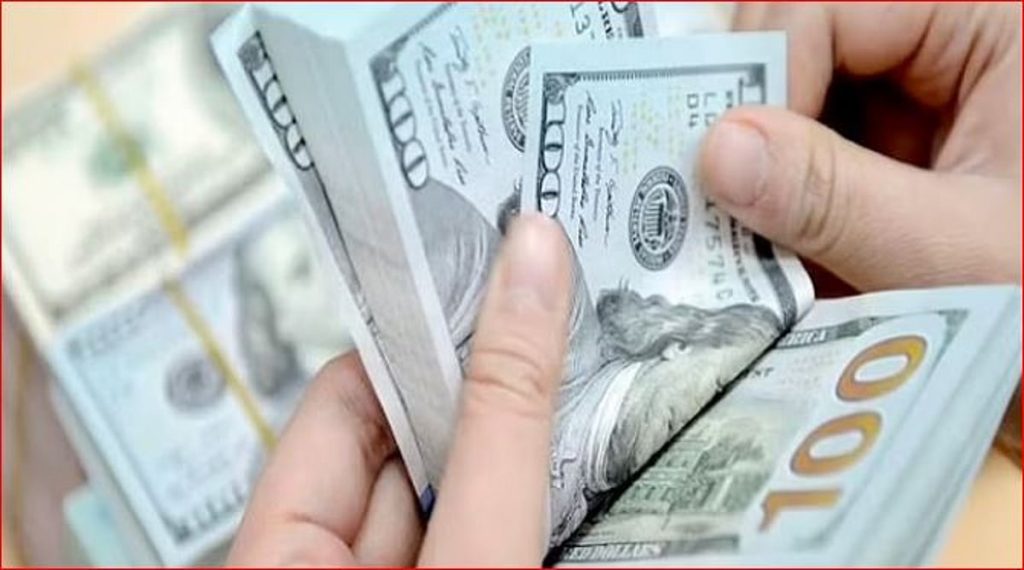 الدولار يسجل أدنى مستوى في أسبوعين أمام العملات الرئيسية