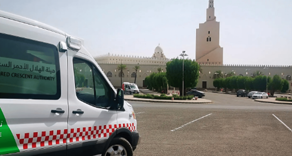 “الهلال الأحمر” بالمدينة المنورة يعيد النبض لحاجة نيجيرية بمسجد الميقات بعد تعرضها لتوقف قلبي