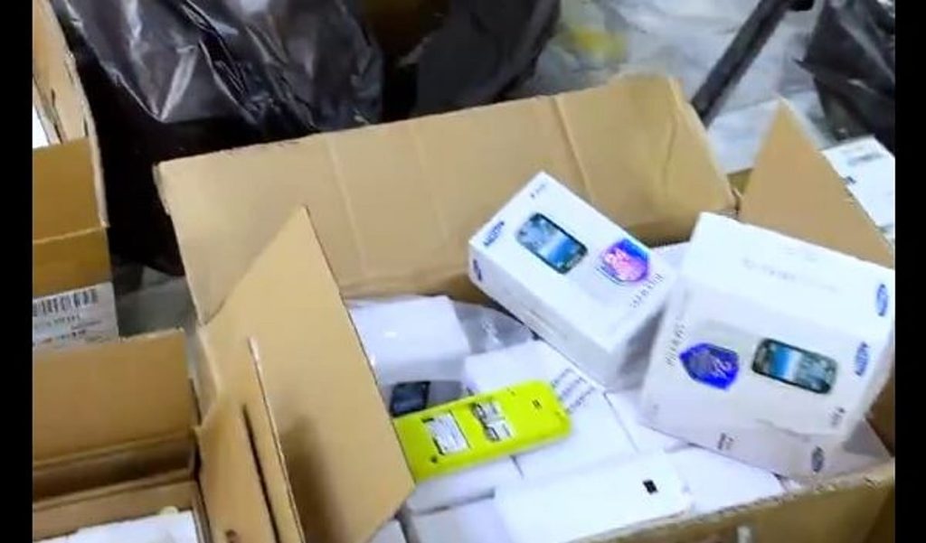 ضبط أكثر من 35 ألف منتج مغشوش لهواتف ذكية وملحقاتها في الرياض