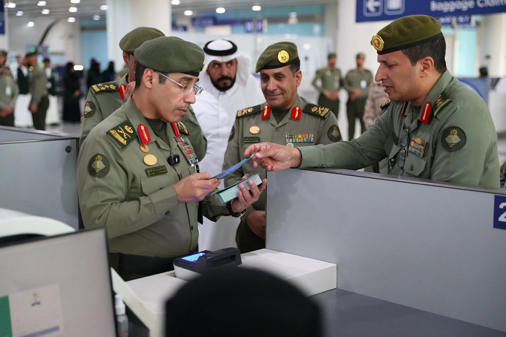 اللواء المربع يتفقد جوازات مطار الأمير محمد بن عبدالعزيز بالمدينة المنورة