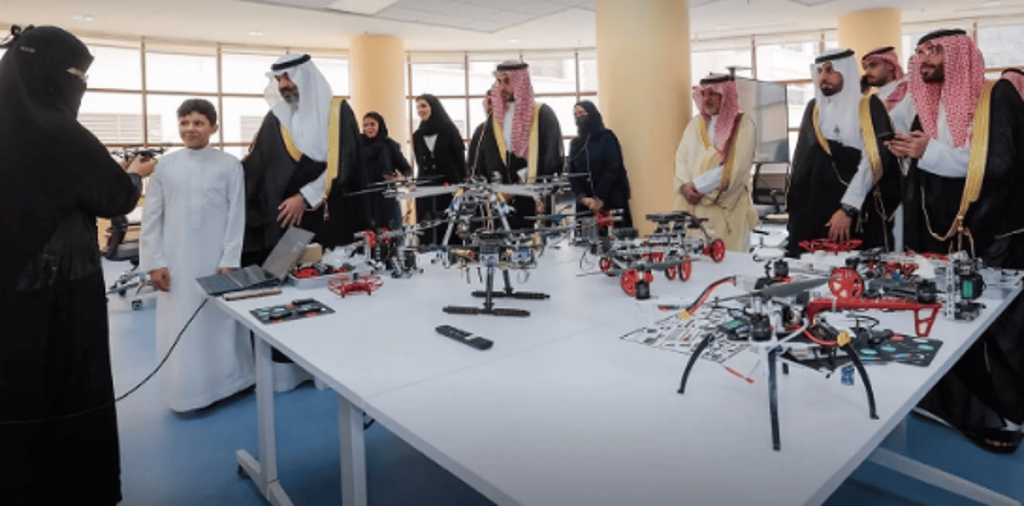 وزير الاتصالات يزور جامعة الملك خالد ويشيد بجهود المبتكرين لدعم اقتصاد عسير الرقمي