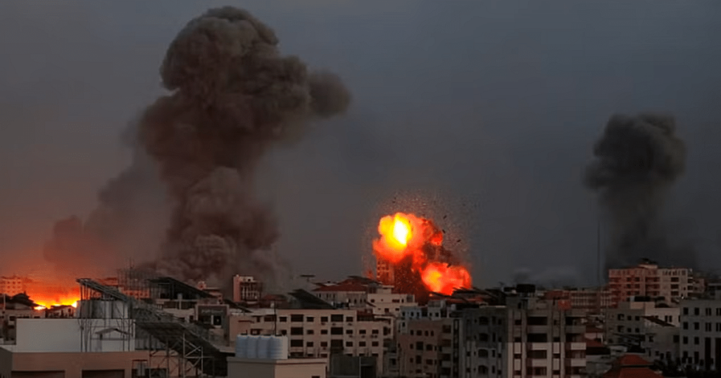 استشهاد 14 فلسطينيًا في قصف الاحتلال الإسرائيلي منزلين شمال ووسط قطاع غزة