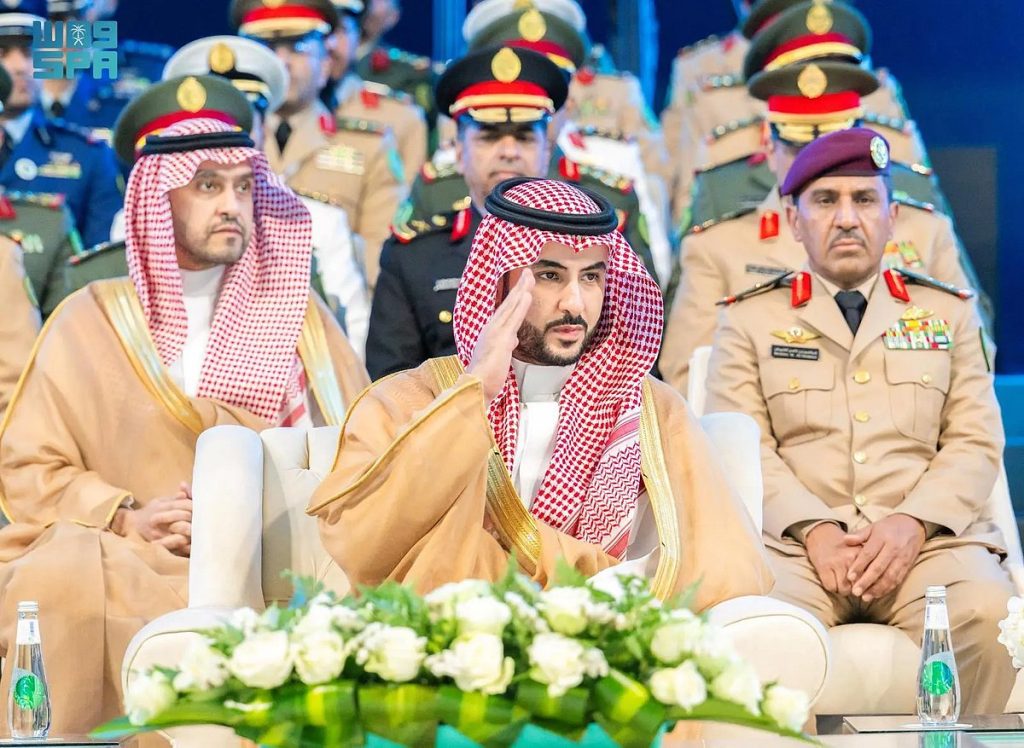 وزير الدفاع يرعى حفل تخريج دارسي جامعة الدفاع الوطني بوزارة الدفاع