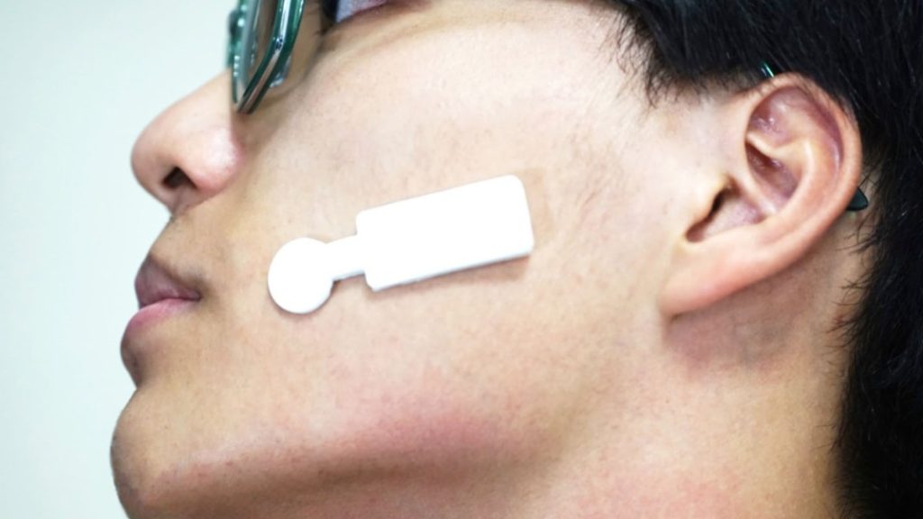 علماء يبتكرون لاصقا ذكيا يقرأ المشاعر الحقيقية حتى لو تعمدت إخفاءها