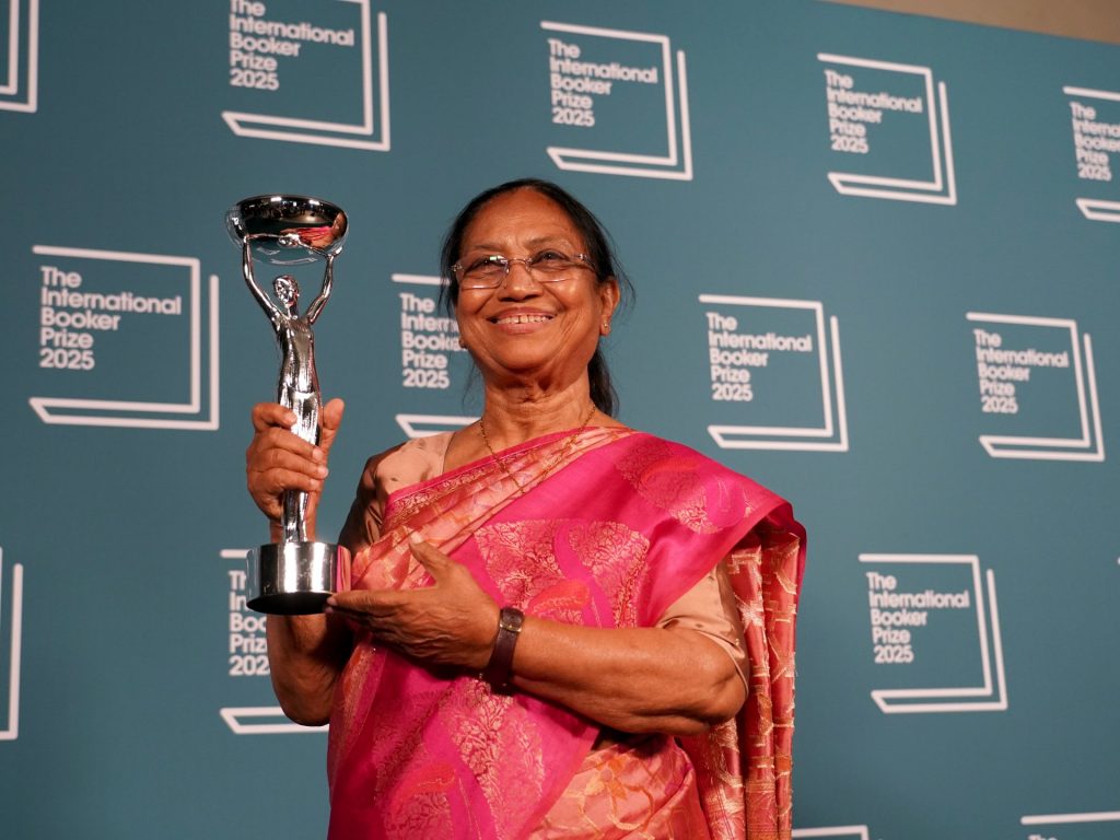 بانو مشتاق تفوز بجائزة البوكر الدولية 2025 عن “سراج القلب”