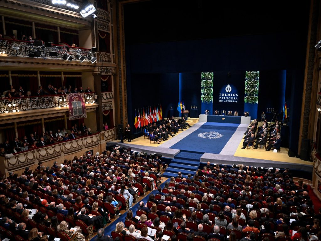 من ياسر عرفات لأمين معلوف.. عرب نالوا جوائز “أمير أستورياس” الإسبانية