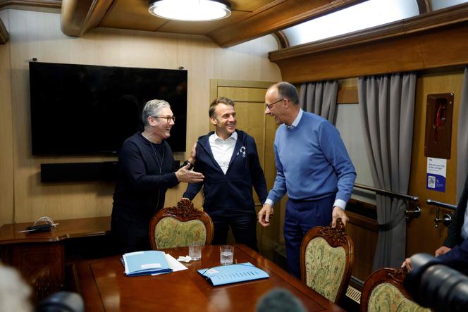 رئيس الوزراء البريطاني كير ستارمر ، الرئيس الفرنسي ، إيمانويل ماكرون ، والمستشار الألماني ، فريدريش ميرز ، على متن قطار كييف ، في تشيجيني ، أوكرانيا ، 9 مايو 2025.