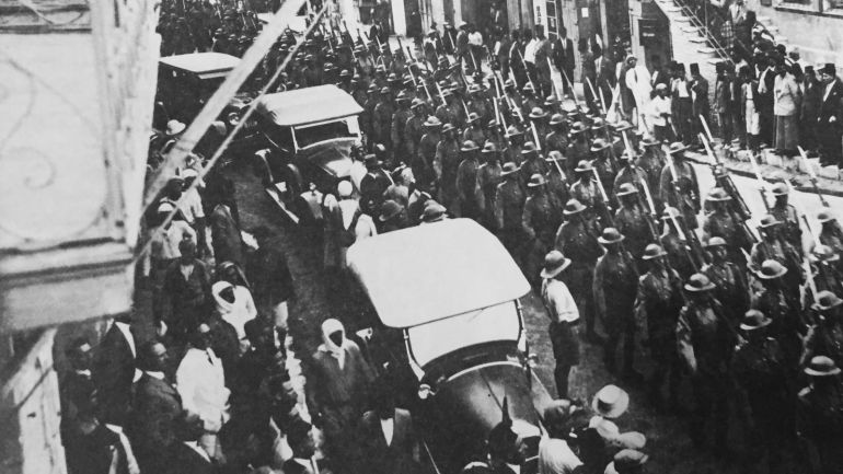 بريطانيا تعرض قوتها العسكرية في القدس عام 1992-الصور من كتاب بعد الشتات للمؤلف وليد الخالدي.بريطانيا تعرض قوتها العسكرية في القدس عام 1992-الصور من كتاب بعد الشتات للمؤلف وليد الخالدي.