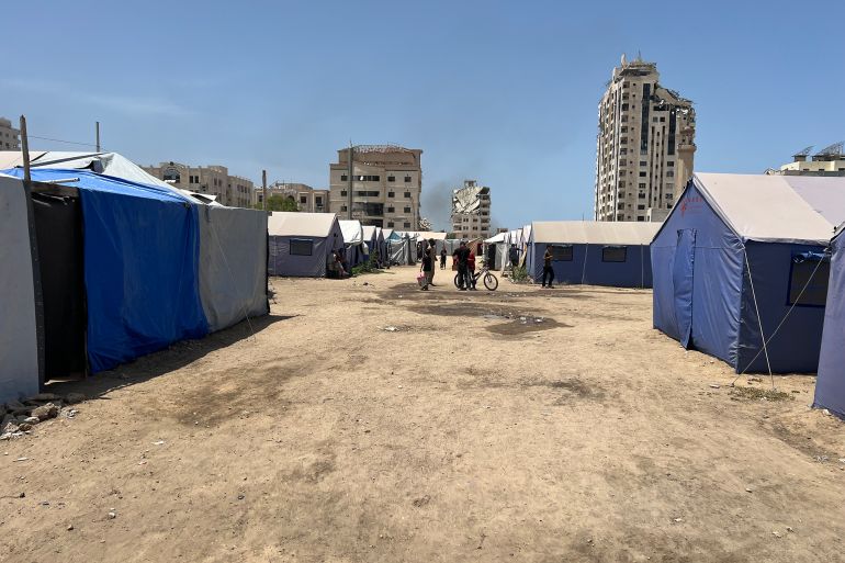 الجوع والعوز يخيمان على مراكز الإيواء بقطاع غزة مع استمرار إغلاق إسرائيل للمعابر