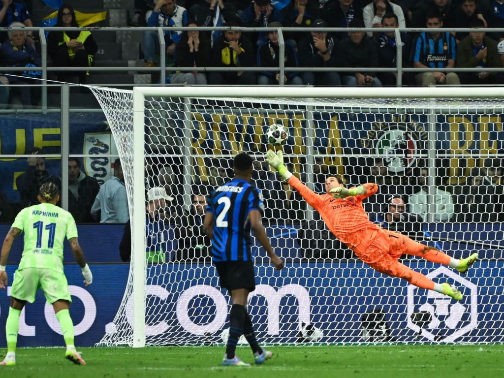 سر التصديات المذهلة لسومر حارس إنتر ميلان ضد برشلونة