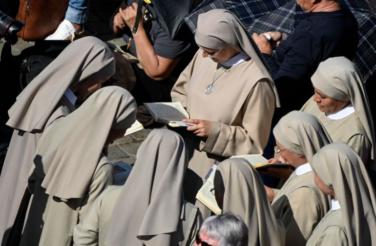 epa12083850 Nuns pray in St.Peter's Square on the second day of the conclave, in Vatican City, 08 May 2025. EPA-EFE/RICCARDO ANTIMIANI