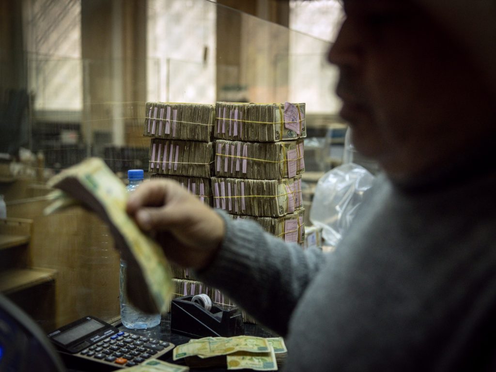 تحسن متواصل بسعر صرف الليرة السورية مقابل الدولار اليوم الأربعاء