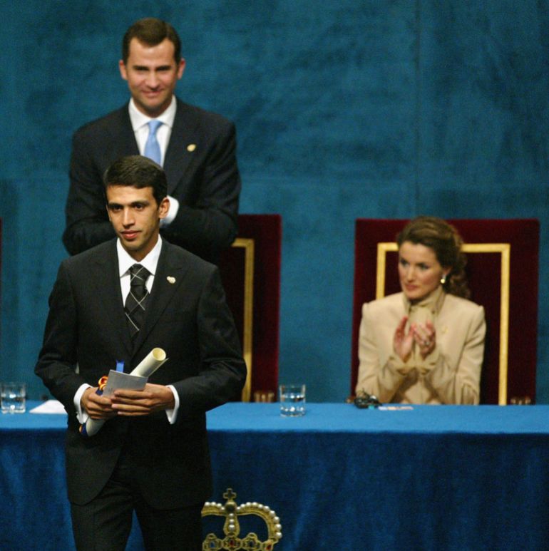 OVIEDO, SPAIN - OCTOBER 22: Hicham El Guerrouj receives an award from Crown Prince Felipe and Princess Letizia of Spain during the "Prince of Asturias Awards" at Campoamor Theater on October 22, 2004 in Oviedo, Spain. (Photo by Carlos Alvarez /Getty Images)